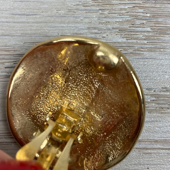 ✨Fernando Originals FO Vintage Clip On  Earrings Gold Tone Enamel Beach - Picture 3 of 3